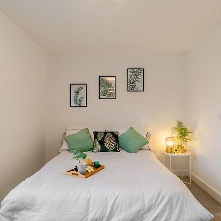 Stylish 4 Bed Family Home At Madejski, Reading University Exterior photo