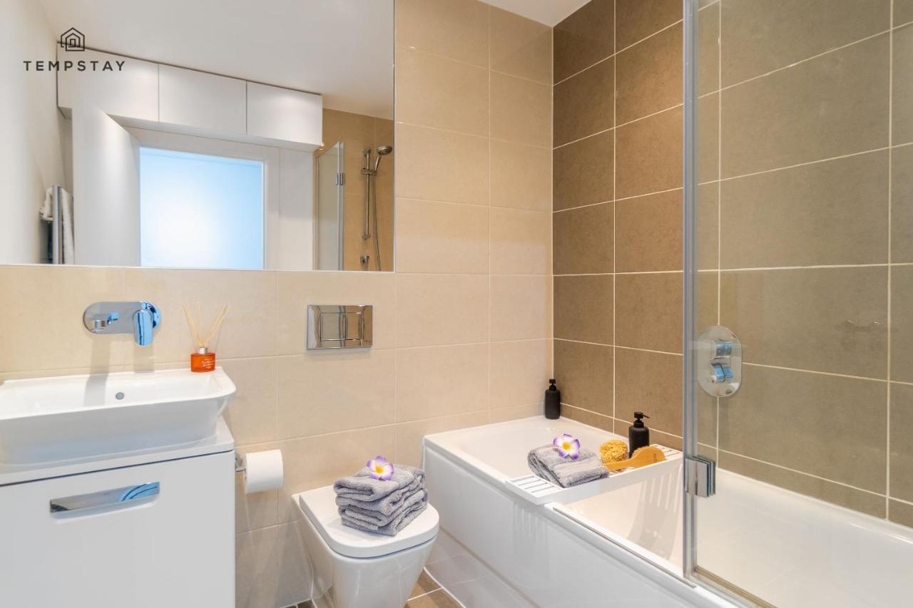 Stylish 4 Bed Family Home At Madejski, Reading University Exterior photo